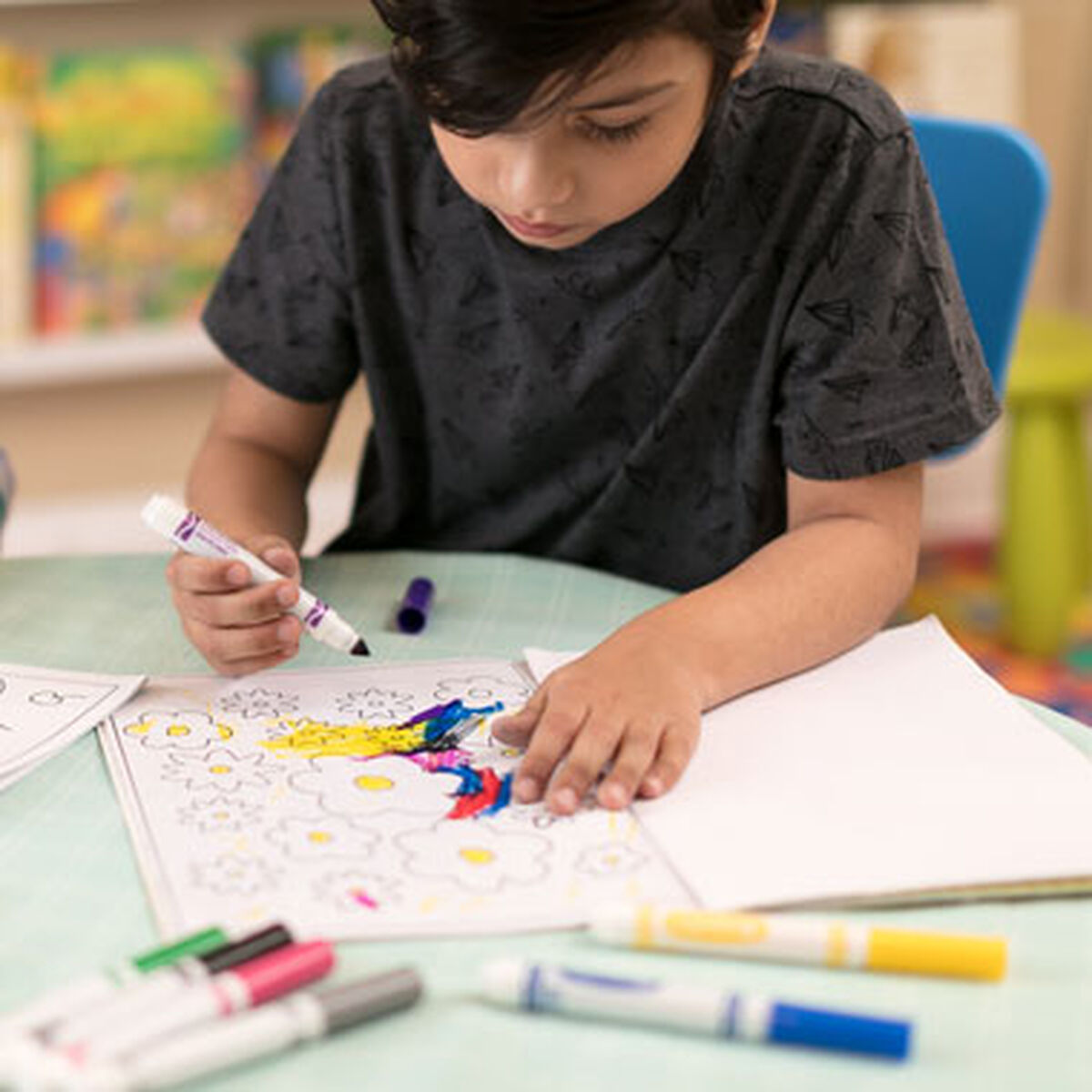 Rotuladores lavables ultralimpios, línea ancha, 8 unidades. Niño usando marcadores en un libro para colorear.