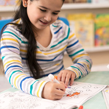 Rotuladores lavables ultralimpios, línea ancha, 8 unidades. niño usando marcadores en un libro para colorear.